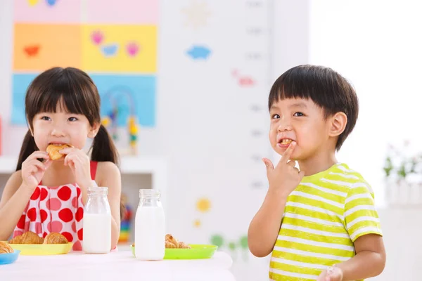 Niños del jardín de infantes en el desayuno — Foto de Stock