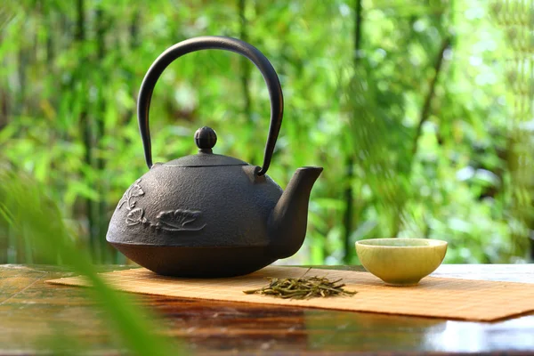 Widok Bliska Chińskiej Herbaty Klasycznej Zestaw Drewnianym Stole Rozmytych Roślin — Zdjęcie stockowe