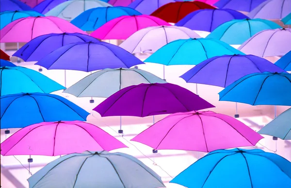 Parapluies Colorés Lumineux Suspendus Sur Fond Clair Vue Plein Cadre — Photo