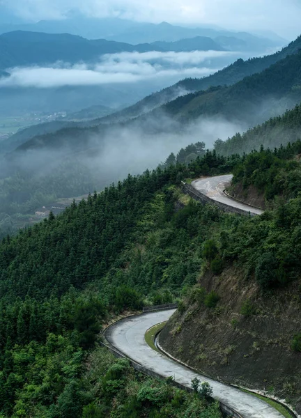 Widok Lotu Ptaka County Road Gór Pokryte Zieloną Roślinnością Prowincji — Zdjęcie stockowe