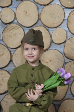 zafer günü tatili için askeri üniformalı küçük kız