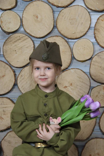 zafer günü tatili için askeri üniformalı küçük kız