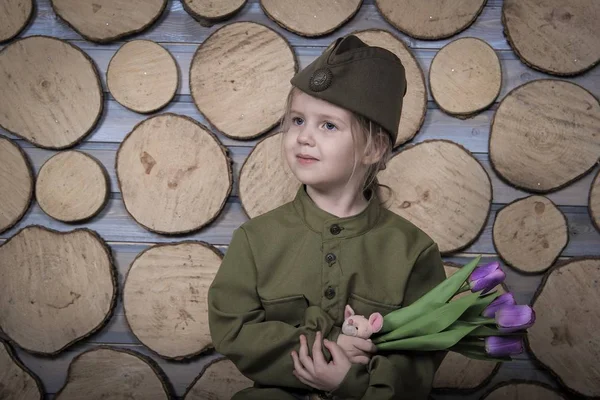 zafer günü tatili için askeri üniformalı küçük bir çocuk