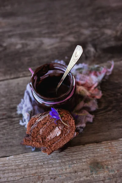 Heiße Schokolade Und Ein Stück Schokoladenbrötchen — Stockfoto