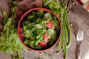 taze domates, salatalık, marul ve bir tablo üzerinde bir tabakta soğan salatası