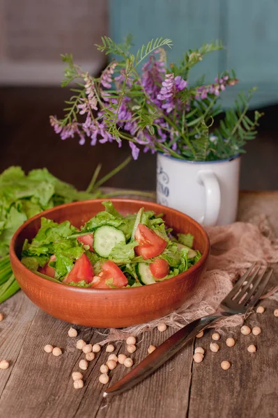 Salada Legumes Frescos Cozinha Mesa — Fotografia de Stock