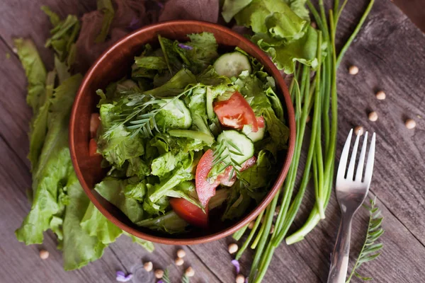 Salad Fresh Tomato Cucumber Lettuce Onion Plate Table — Stock Photo, Image