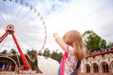 Şeytan'ın tekerlek yakınındaki küçük kız