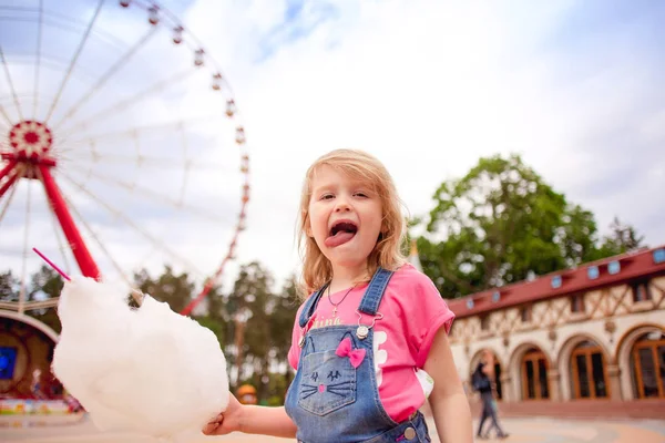Little Girl Sweet Cotton Amusement Park — Stock Photo, Image