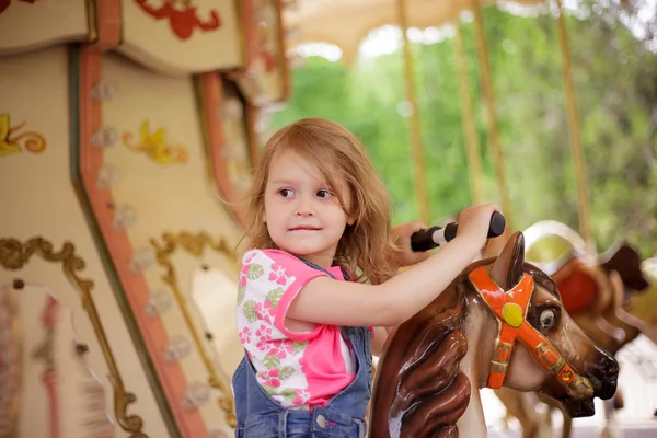 Bambina Sulla Giostra Giro — Foto Stock