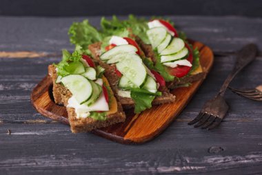 karanlık ekmek tahtası üç sandviç yaptı