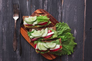 sandviç sebze ahşap oyun tahtası ve peynir ile