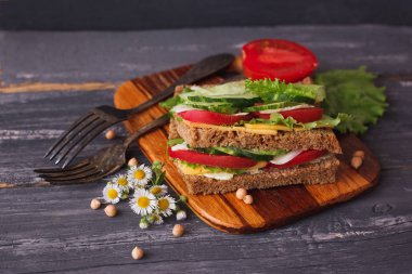 Kahvaltı için sebze ve peynir ile iştah açıcı sandviç