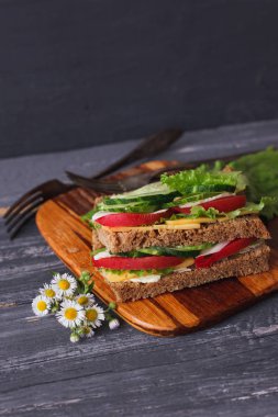 karanlık bir arka plan üzerinde sebze sandviç