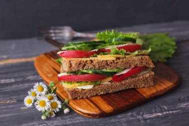 Sebzeli kahvaltı için lezzetli sandviçler