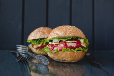 çatal ile masada iki iştah açıcı burger