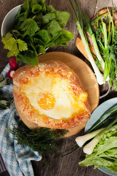 Otlar ile masaya adzharian khachapuri