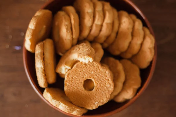 Heerlijke Zelfgemaakte Koekjes Een Klei Schaaltje Een Tafel — Stockfoto