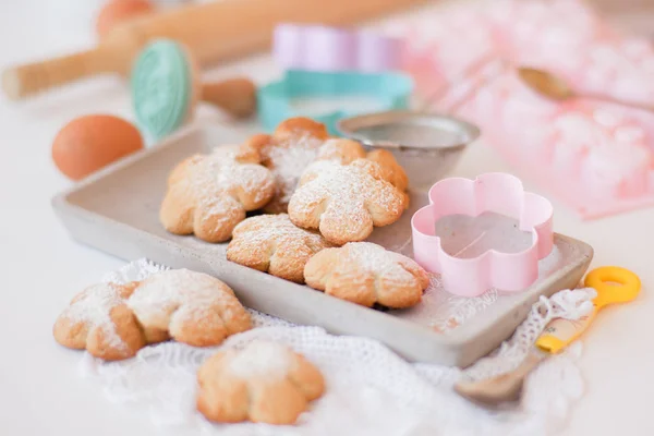 Kekse Mit Zuckerpulver Der Küche Gekocht — Stockfoto