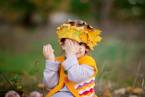 Sarı Yapraklı Bir Çelenk Içindeki Küçük Kız Gözlerini Kapatıyor — Stok fotoğraf