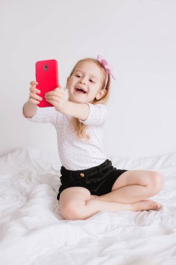 kız çocuğu selfie kırmızı smartphone ile yapar