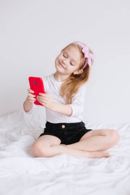sevimli kız çocuk selfie kırmızı smartphone ile yapar