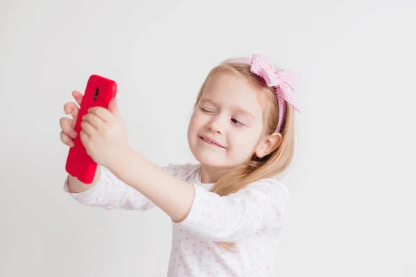 Little Girl Makes Selfie Red Smartphone — Stock Photo, Image