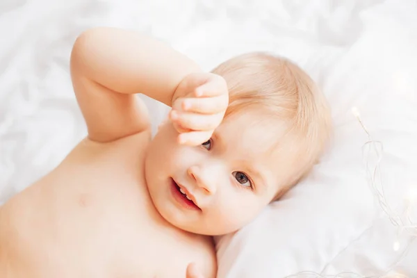 Portret Van Het Meisje Van Baby Wakker Gewoon Bed — Stockfoto