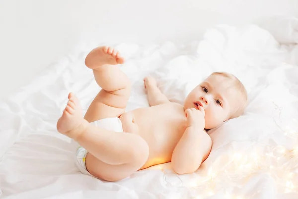 Bébé Fille Réfléchie Sur Une Couverture Blanche — Photo