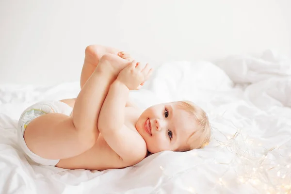 Grappige Babymeisje Liggend Een Witte Bed — Stockfoto
