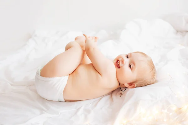 Yatakta Yatıyordu Beyaz Şortlu Kız Bebek — Stok fotoğraf