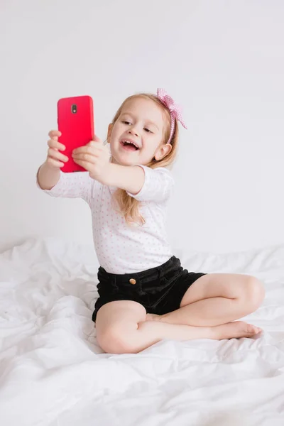 Kız Çocuğu Selfie Kırmızı Smartphone Ile Yapar — Stok fotoğraf