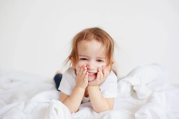 Dziewczynka Jest Leżącą Łóżku Śmiejąc Się — Zdjęcie stockowe