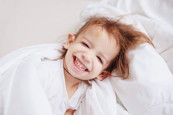 Gelukkig Meisje Met Een Blauwe Plek Haar Voorhoofd — Stockfoto