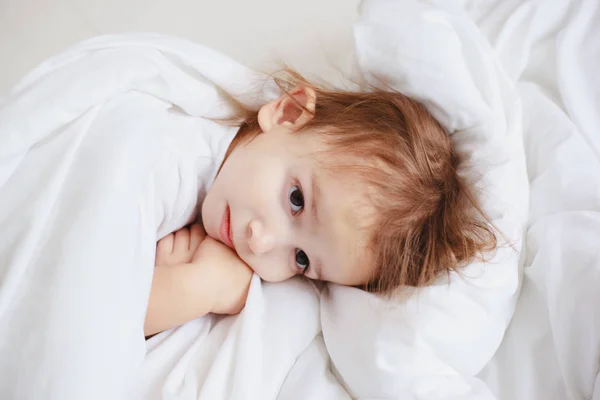 Sad Little Girl Lying White Blanket — Stock Photo, Image