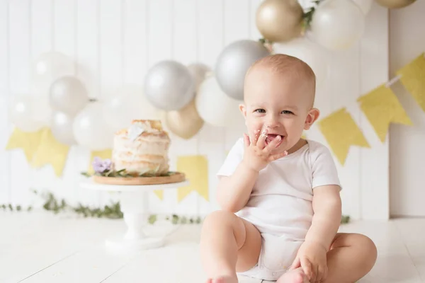 Mały Chłopiec Liże Słodkie Palce Jego Pierwsze Urodziny — Zdjęcie stockowe