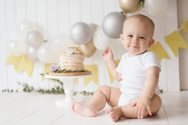 Pastalı Ilk Doğum Günü Çocuğu — Stok fotoğraf