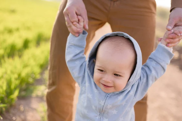 Little Baby Boy Arm His Dad — Stock Photo, Image