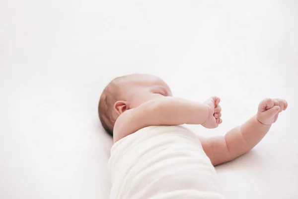 Pasgeboren Baby Ontwaakt Trekt Handen — Stockfoto