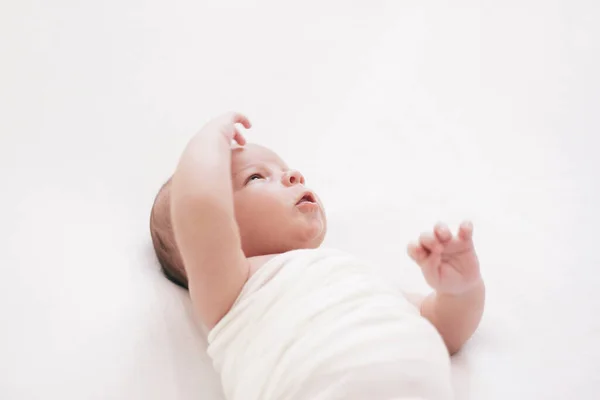 Newborn Baby Woke White Bed Diaper — Stock Photo, Image