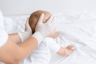 Doktor bebeğe masaj yapıyor.