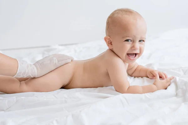 Massage Voor Baby Jongen Handen Medische Handschoenen — Stockfoto