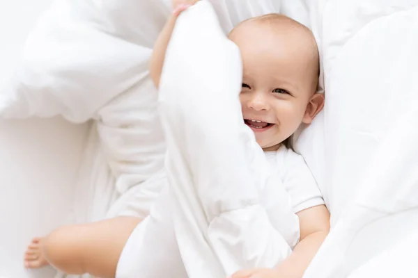 Mutlu Erkek Bebek Beyaz Battaniyenin Altında — Stok fotoğraf
