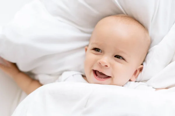 Щасливий Хлопчик Ліжку — стокове фото