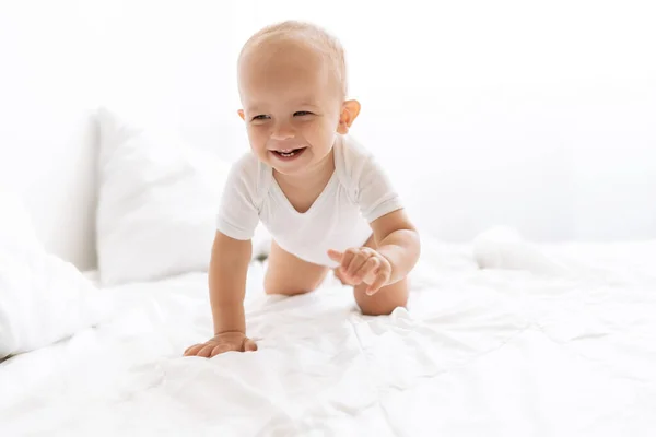 Menino Feliz Rastejando Cama Branca Fotografia De Stock