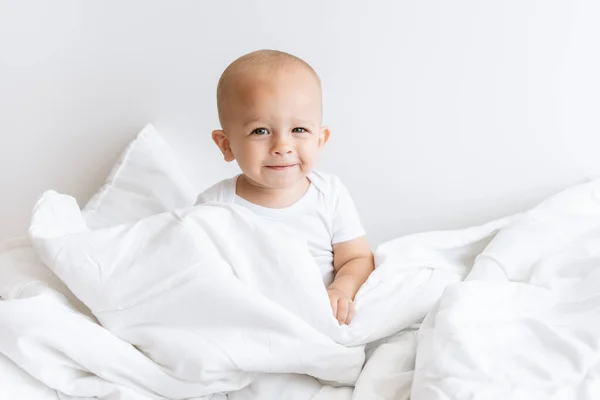 Little Child Boy Sitting White Blanket White Bed — Stock Photo, Image