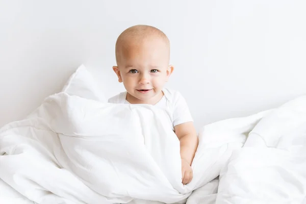 Menino Pequeno Sentado Cobertor Uma Cama Branca Imagem De Stock