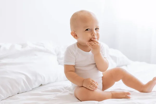 Petit Garçon Rusé Enfant Sur Lit Blanc — Photo