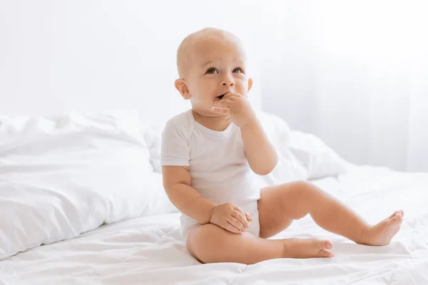 Pequeno Engraçado Bebê Menino Branco Cama — Fotografia de Stock