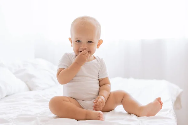 Pequeño Niño Divertido Una Cama Blanca Imagen De Stock